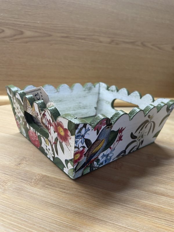 Cesta de madera pájaros colores