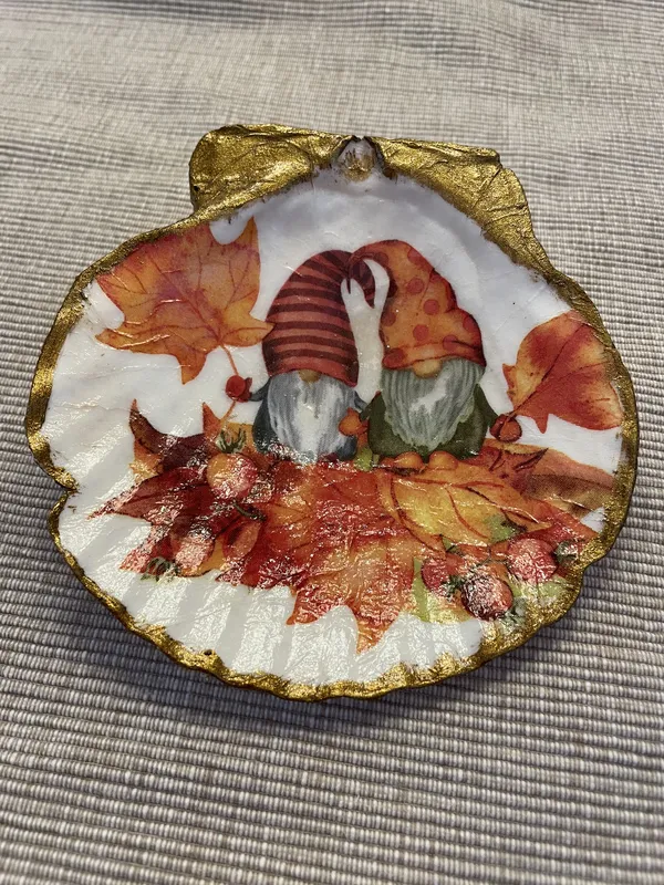 Concha decorada gnomos