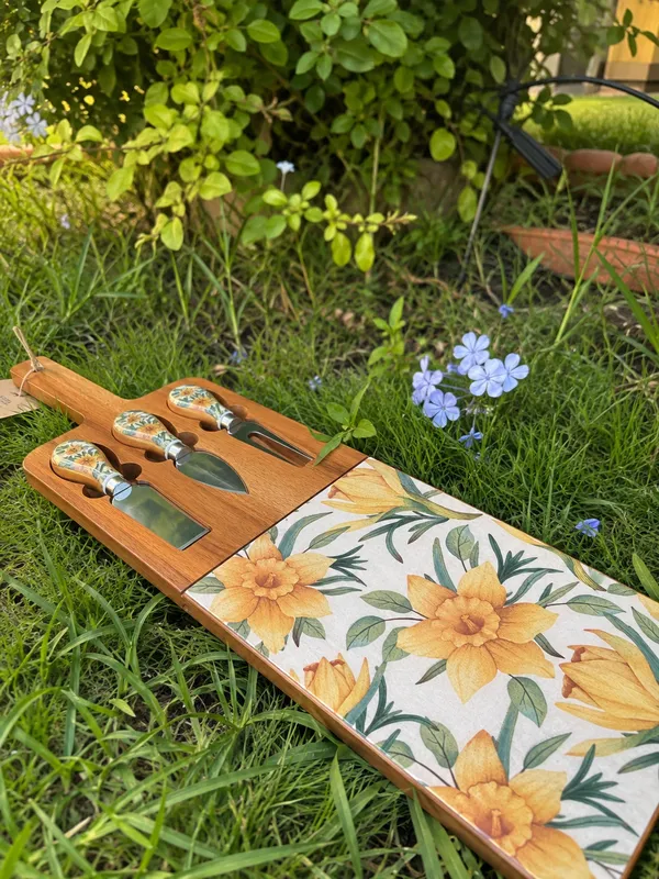Tabla de corte con cuchillos